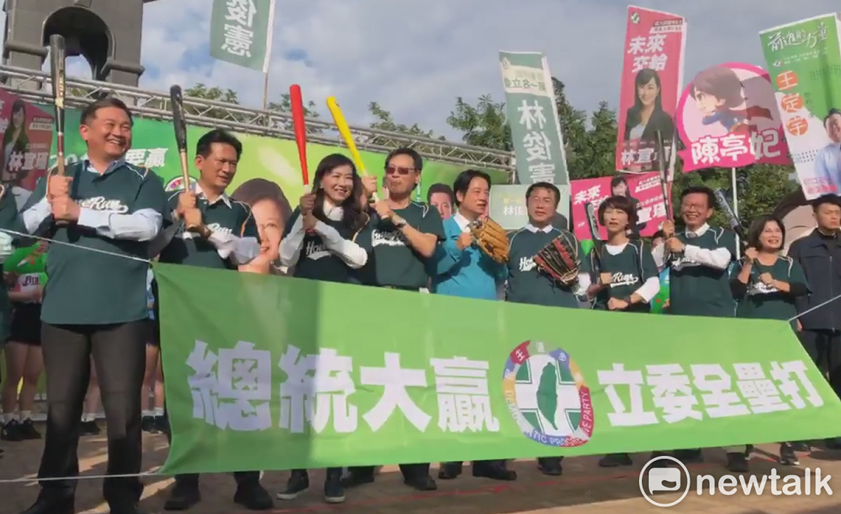 民進黨立委提名人賴惠員、郭國文、陳亭妃、林宜瑾、林俊憲、王定宇連袂前往台南市選舉委員會完成參選登記。民進黨副總統候選人賴清德也與台南市競選總部主委黃偉哲一起到場加油打氣。 圖：黃博郎／攝