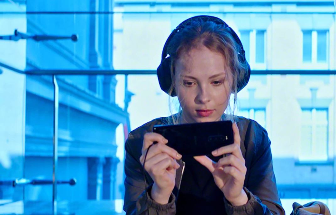 外媒報導，Sony 明年將推出一款規格更甚 Xperia 1，名為「Xperia 0」的六鏡頭旗艦手機。圖為使用Xperia 1的示意圖。 圖：截取自SONY官網