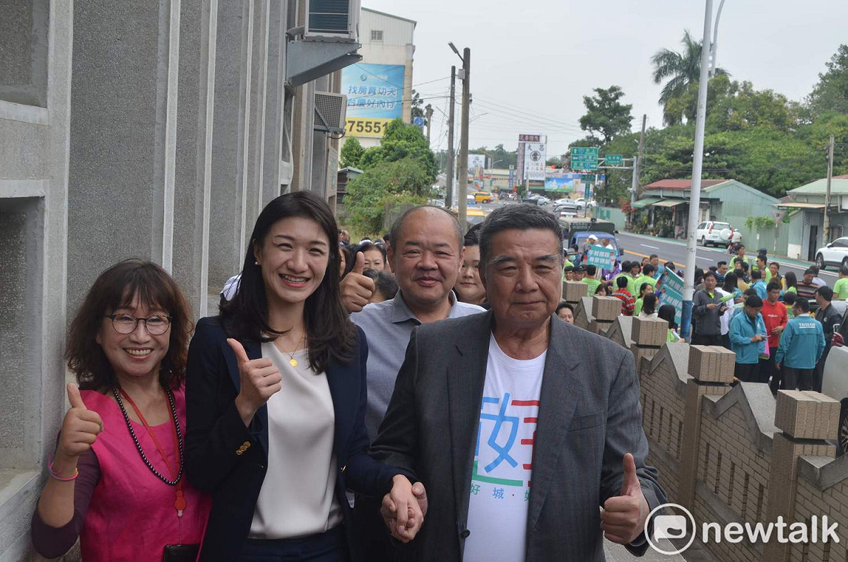戴寧在父親等人陪同下到選委會登記，與王美惠人馬擦身而過。 圖：蔡坤龍/攝
