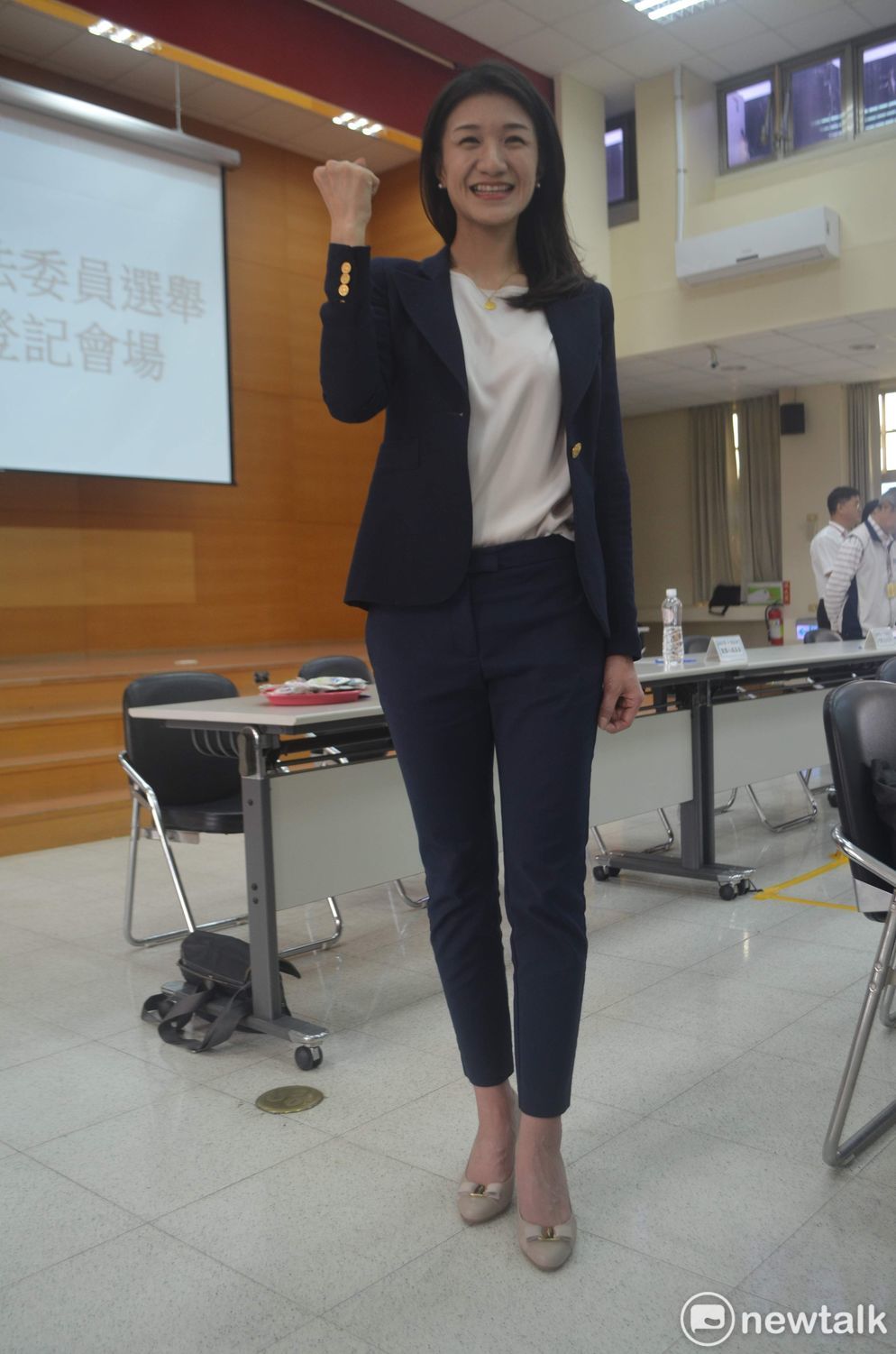 戴寧被譽為「九頭身」美女，登記後應記者要求拍攝美照。 圖：蔡坤龍/攝