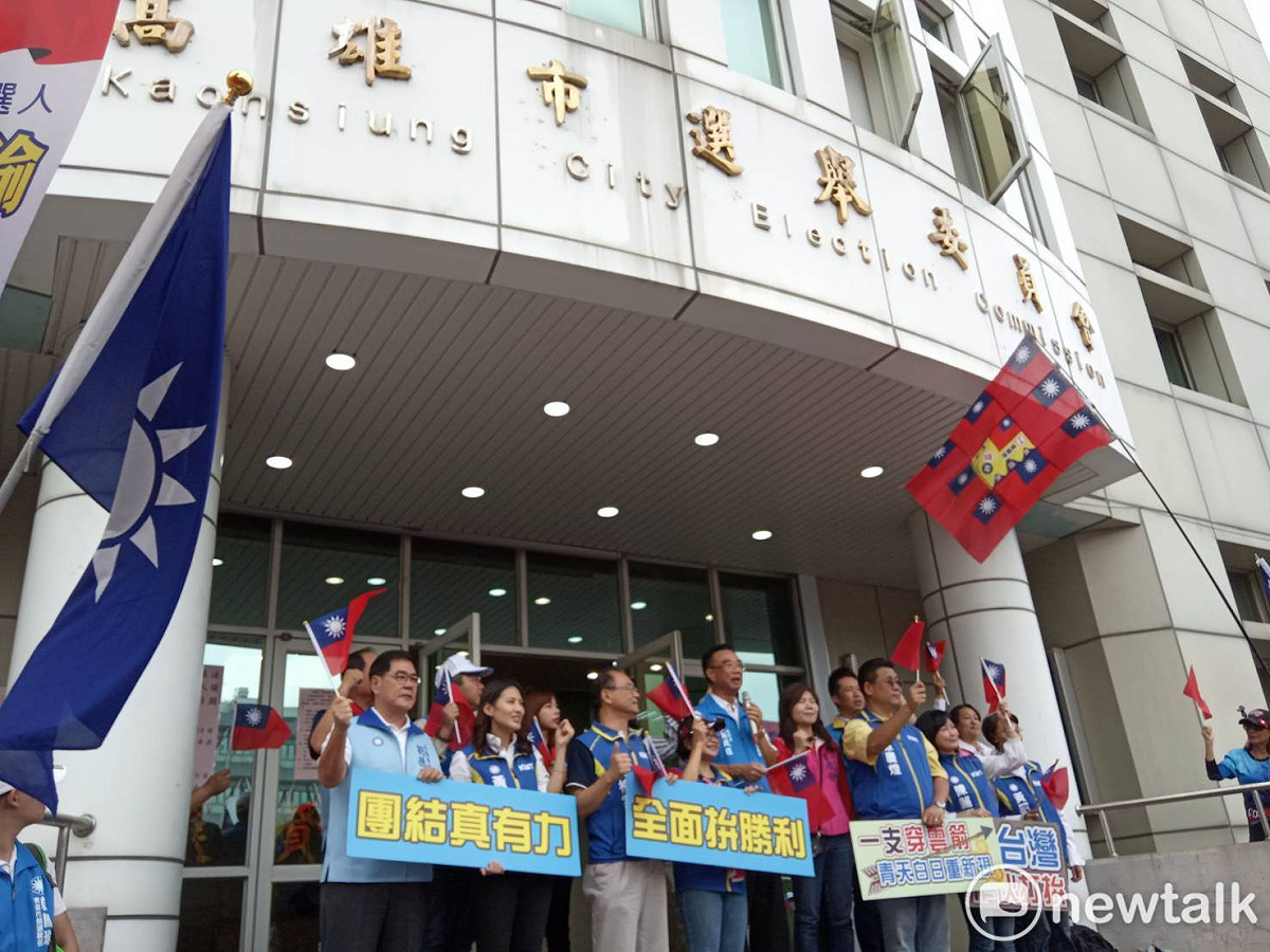 國民黨立委候選人完成聯合登記後，在選委會門口喊口號。 圖：孫家銘／攝
