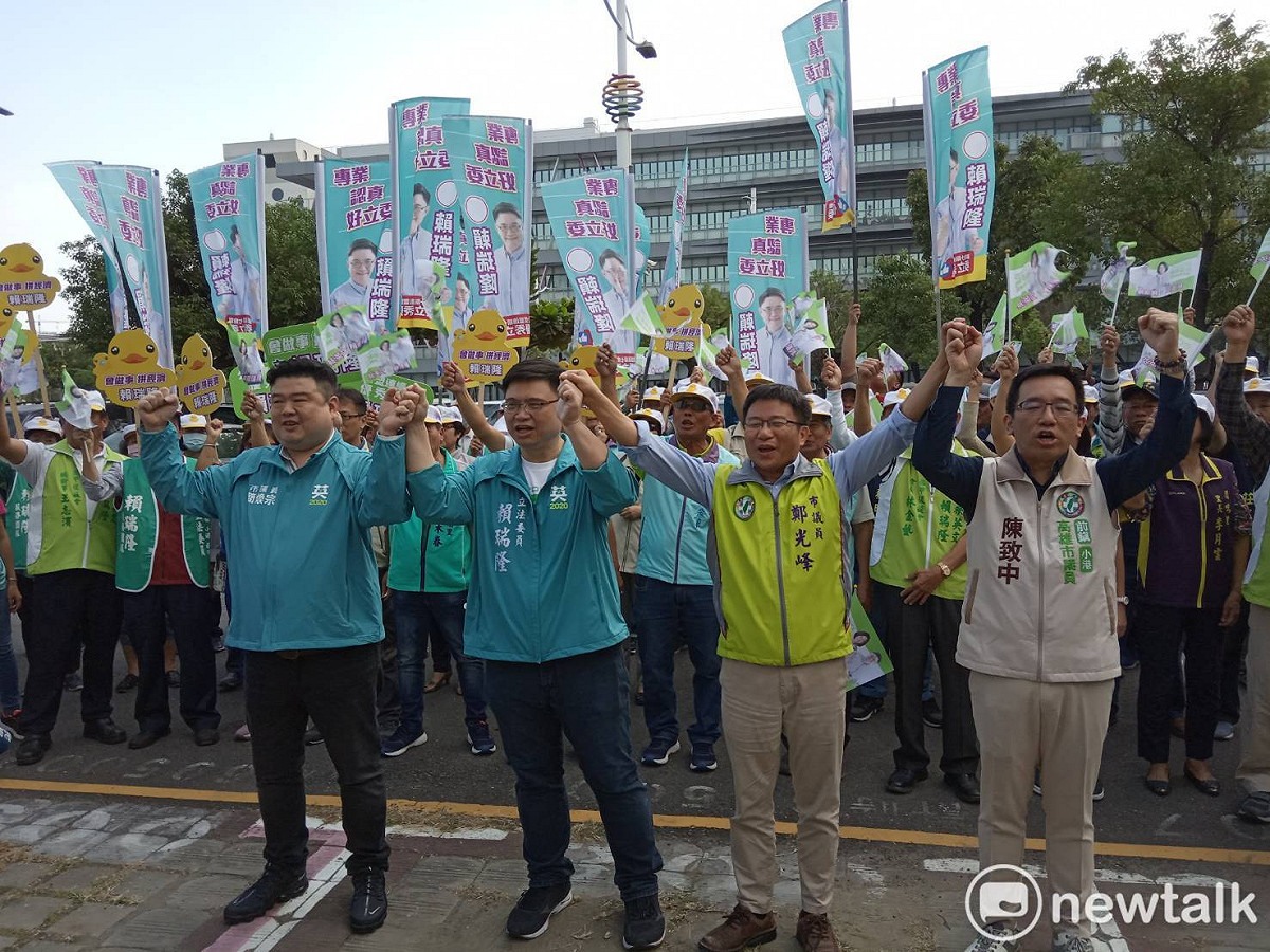 賴瑞隆(前排左二)不甘示弱，帶領支持者喊口號。 圖：孫家銘／攝