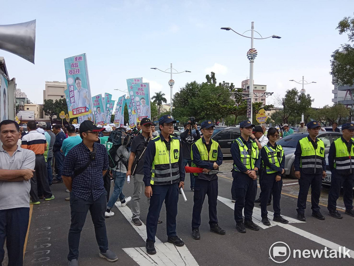 警方以人牆隔開藍綠雙方支持者。 圖：孫家銘／攝