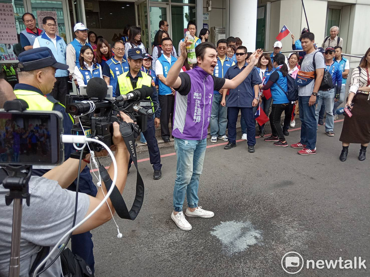 台灣維新黨立委候選人李建輝倒綠奶嗆下架蔡英文。 圖：孫家銘／攝