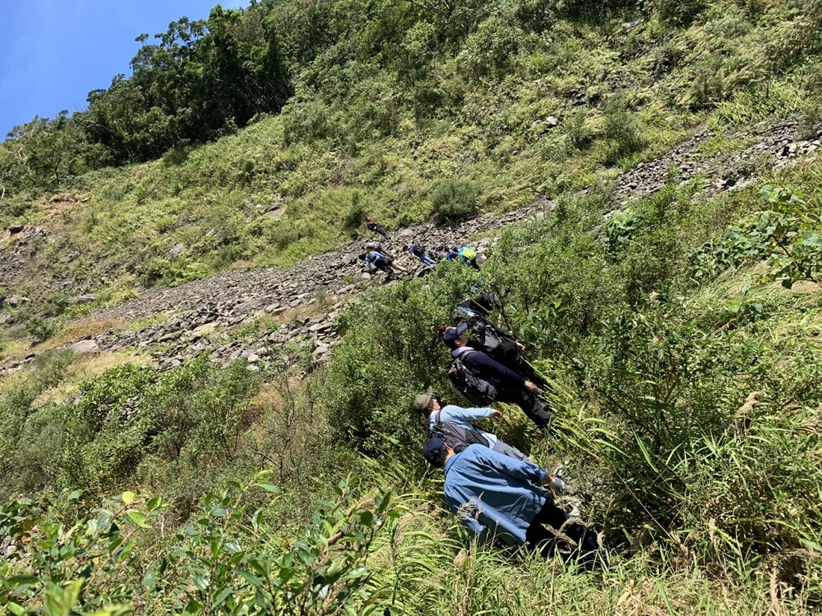 消防人員歷經10日搜救，今日終於在七佳溪河床尋獲失聯民眾。 圖：民眾/提供