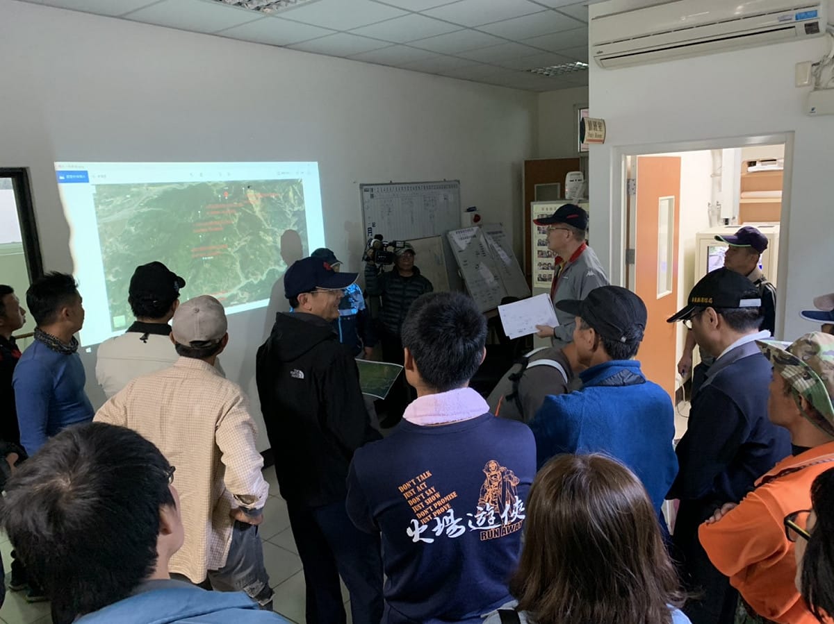 消防人員歷經10日搜救，今日終於在七佳溪河床尋獲失聯民眾。 圖：民眾/提供