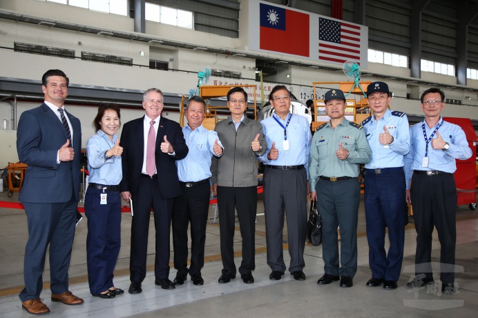 國防部長嚴德發訪視漢翔公司，瞭解空軍新式高教機研製及F-16戰機構改案等專案執行進度。 圖：軍聞社/提供