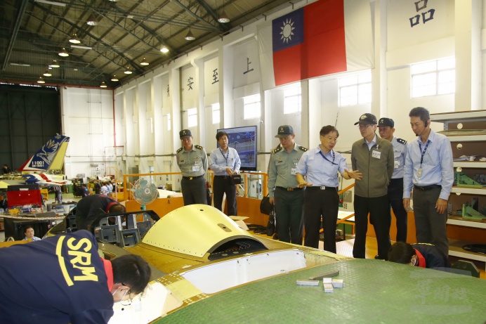 國防部長嚴德發訪視漢翔公司，瞭解空軍新式高教機研製及F-16戰機構改案等專案執行進度。 圖：軍聞社/提供