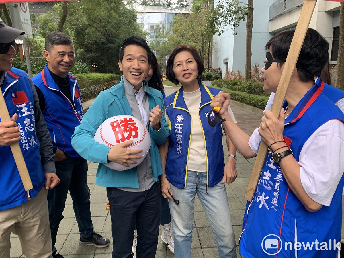 民進黨立委參選人何志偉登記巧遇國民黨汪志冰，兩人放下藍綠恩怨，互相鼓勵打氣。 圖：周煊惠 ／攝
