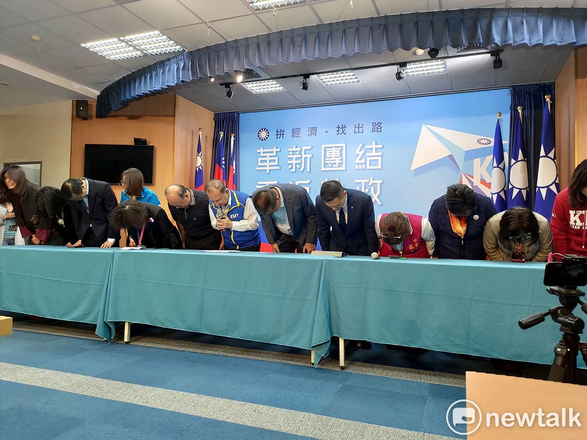 國民黨預估不分區名單的前16名提名人中，共有13人（吳敦義缺席、謝龍介輔選、翁重鈞出國）一口氣亮相。 圖：黃建豪/攝