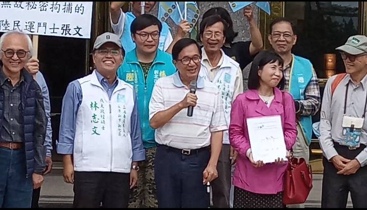 陳水扁(中)答應列入一邊一國行動黨不分區立委名單後，在住家樓下對支持者發表談話。 圖：孫家銘／攝