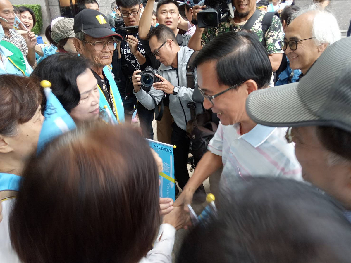 阿扁與支持者一一握手。 圖：孫家銘／攝