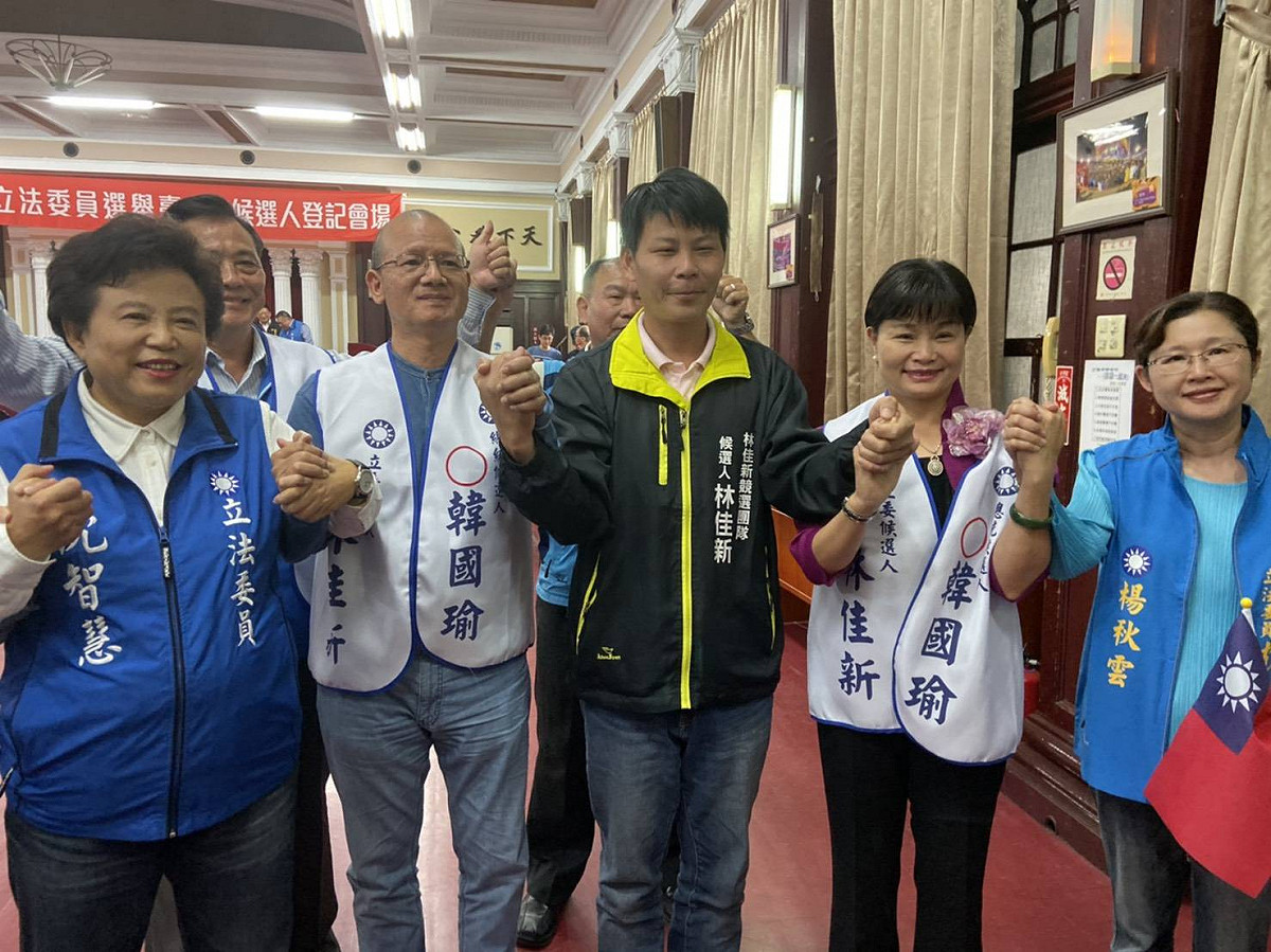 沈智慧登記者巧遇第一選區候選人林佳新由市議長張清照陪同辦理登記，兩人相互加油打氣。 圖：林佳新競選總部/提供