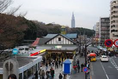 東京最古老的木造車站JR原宿站，因老朽與耐火性低等原因，經營業主宣布具歐風設計的站舍，將於明年東京奧帕運後拆除。 圖 : 翻攝自維基百科