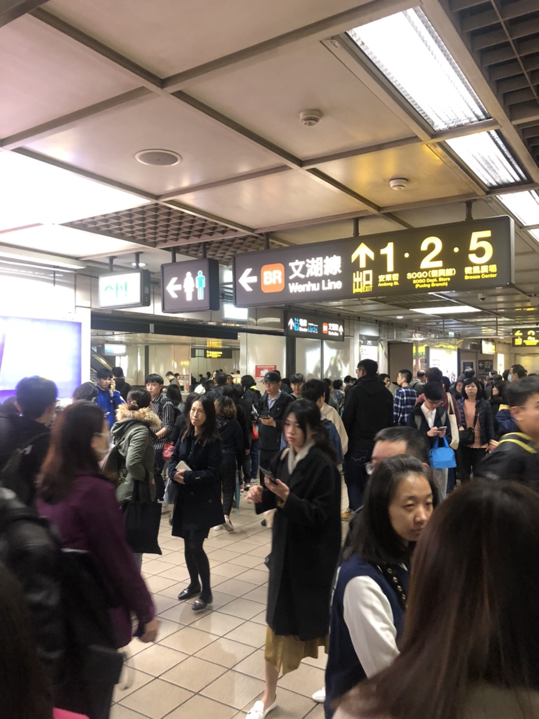文湖線今（20）日下午17時左右發生故障，目前仍未排除，月台塞滿下班通勤民眾。 圖：odie／攝