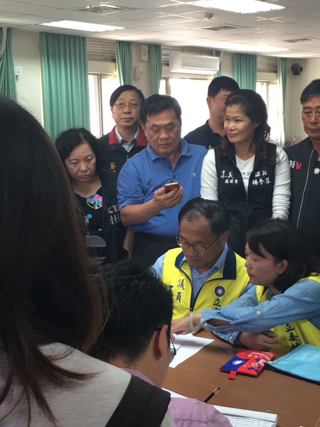 王啟澧在前立委翁重鈞的陪同下登記參選嘉義縣第一選區（海區）立委。 圖：嘉義縣政府/提供