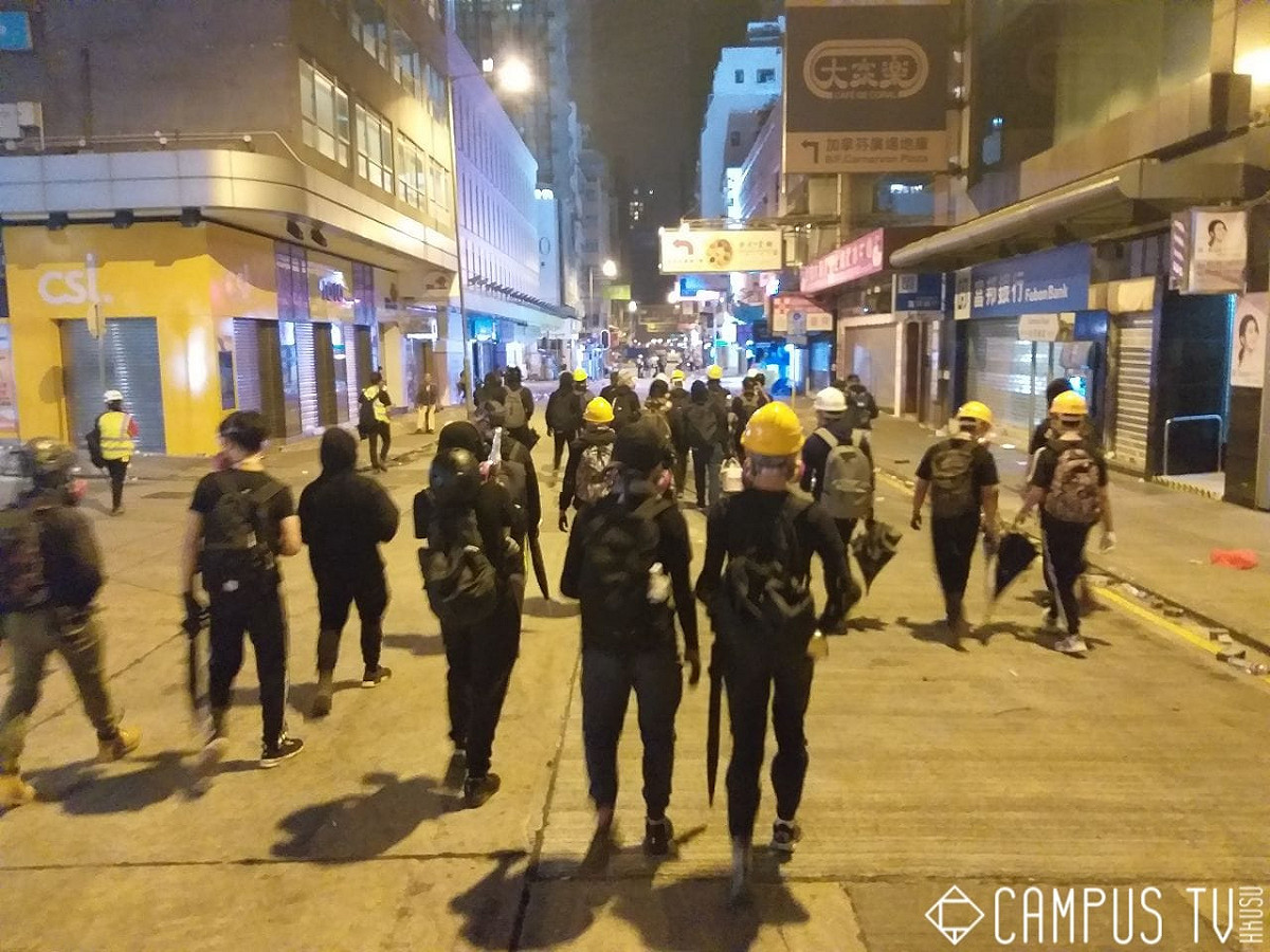尖沙咀示威者再次嘗試前往理大拯救被困示威者。 圖：翻攝自Campus TV