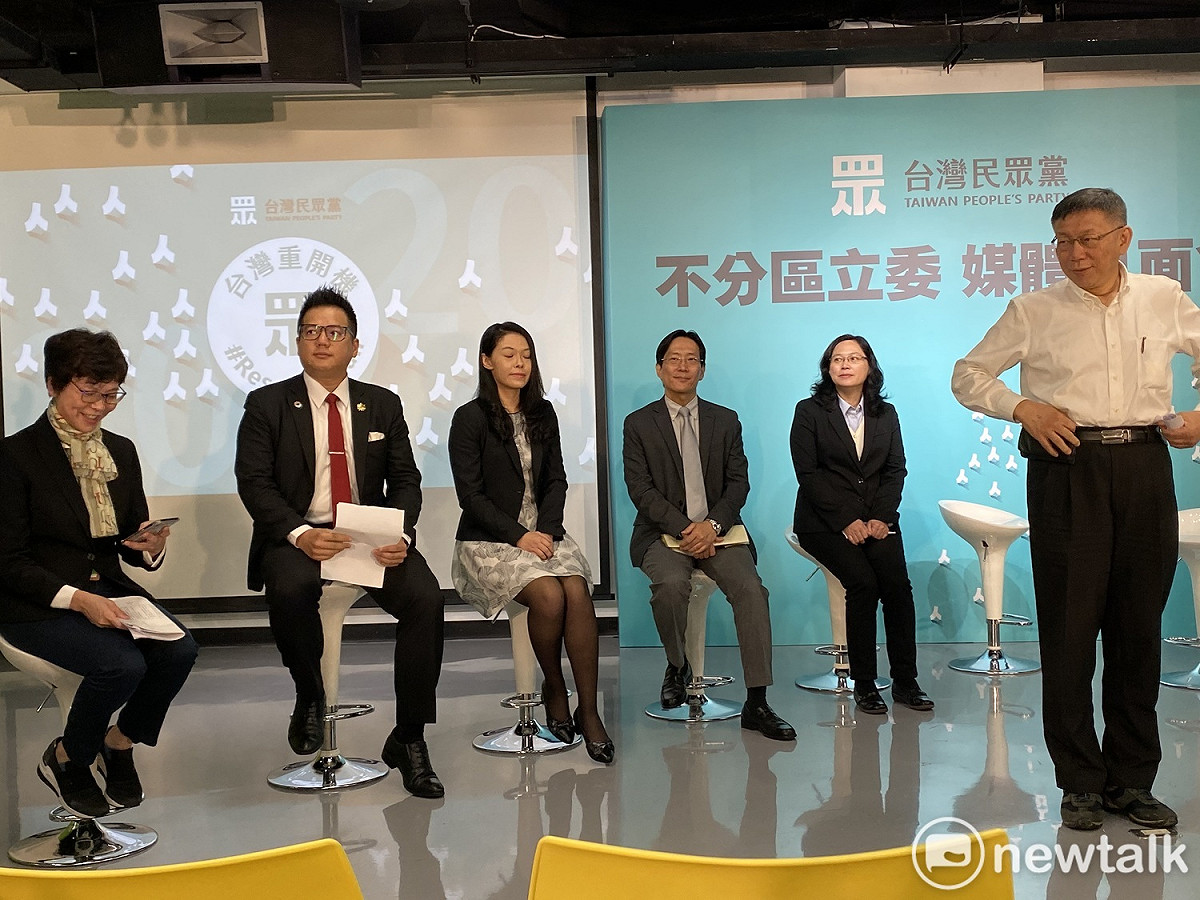 民眾黨主席柯文哲（右起）與不分區立委提名人賴香伶、張其祿、高虹安、邱臣遠、蔡壁如。 圖：周煊惠 ／攝