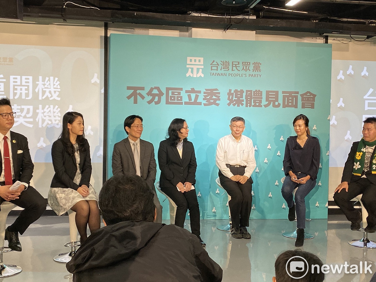 民眾黨主席柯文哲與立委提名人。 圖：周煊惠 ／攝