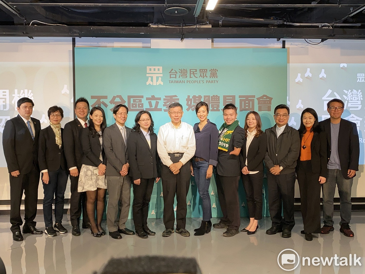 民眾黨主席柯文哲與不分區前12席立委提名人賴香伶、張其祿、高虹安、邱臣遠、蔡壁如等人。 圖：周煊惠 / 攝