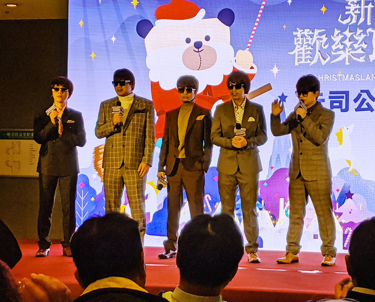 卡司公布記者會上，五名網紅蔡阿嘎、馬叔叔、RJ廉傑克曼、蔡哥、HowHow模仿披頭四裝扮，組成「七月半樂團」。 圖：謝佳真／攝