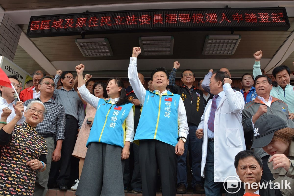 國民黨籍花蓮縣長徐榛蔚幫丈夫無黨籍立委參選人傅崐萁站台，徐榛蔚29日被記申誡一次。 圖：林裕勳/攝(資料照片)