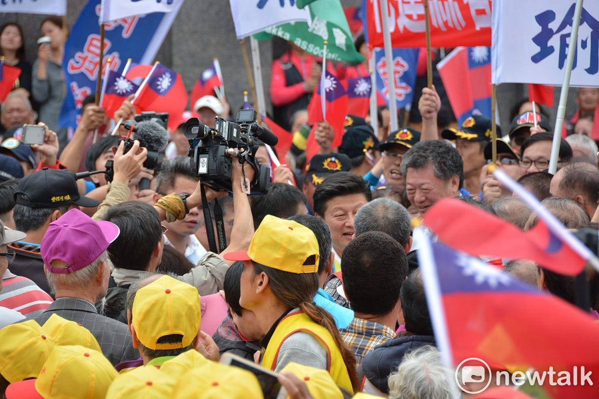 前花蓮縣長傅崐萁今（21）日登記參選花蓮區域立委，支持者到場力挺。 圖：林裕勳 / 攝
