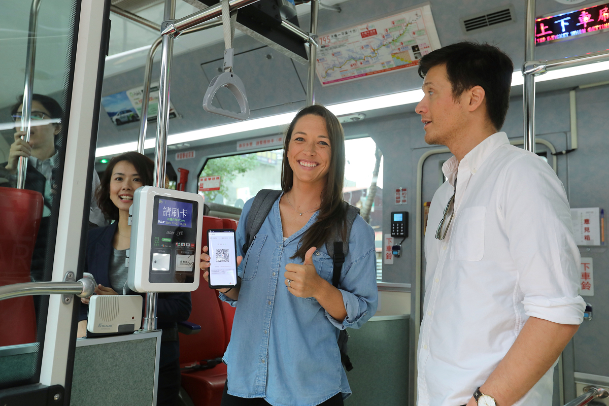 新北市將行動支付導入乘車系統，先從795、965兩條公車路線開始試驗。 圖：新北市政府／提供