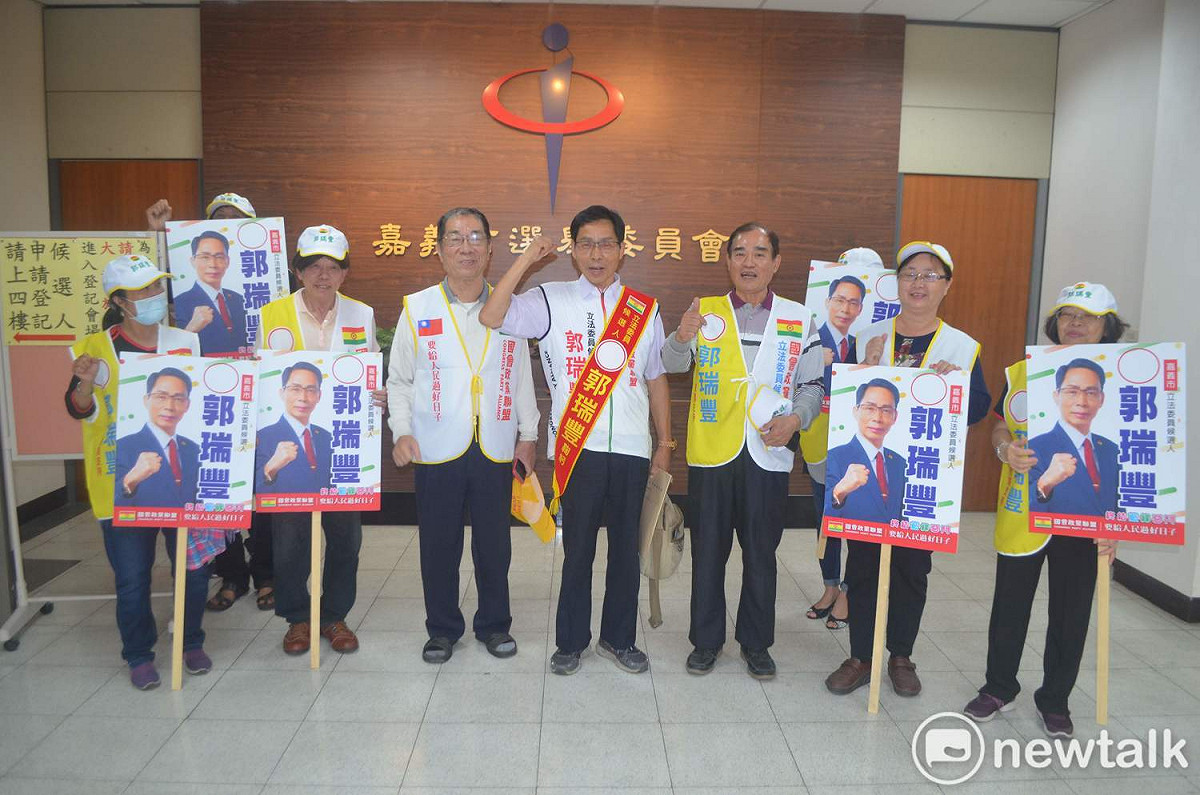 國會政黨聯盟的郭瑞豐今天在支持者陪同下前往選委會登記。 圖：蔡坤龍/攝