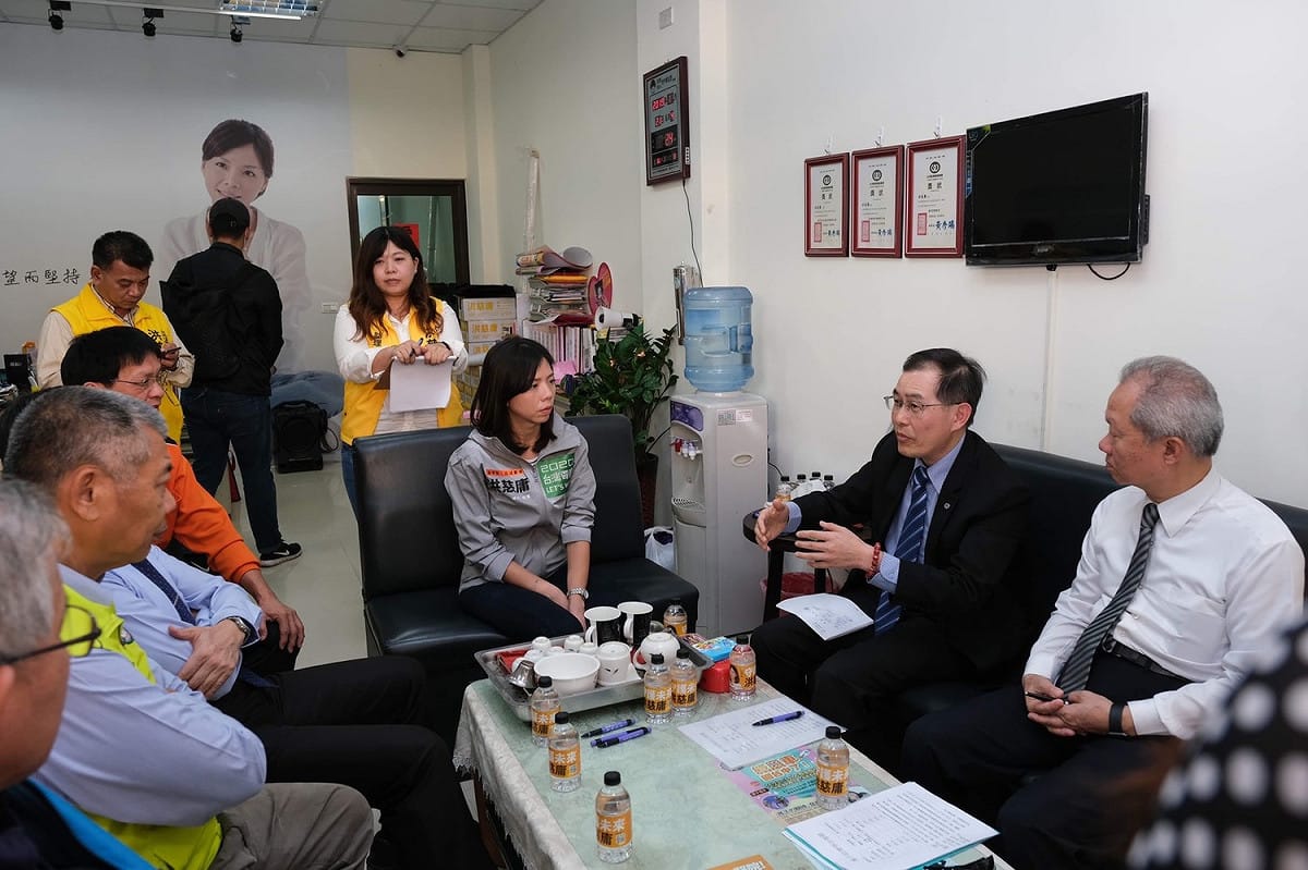 為協助地方鄉親需求，立法委員洪慈庸今(21)日下午邀集台鐵與市議員蕭隆澤及地方里長共同協調，全力爭取台鐵規劃對號快車停靠。 圖／洪慈庸辦公室提供