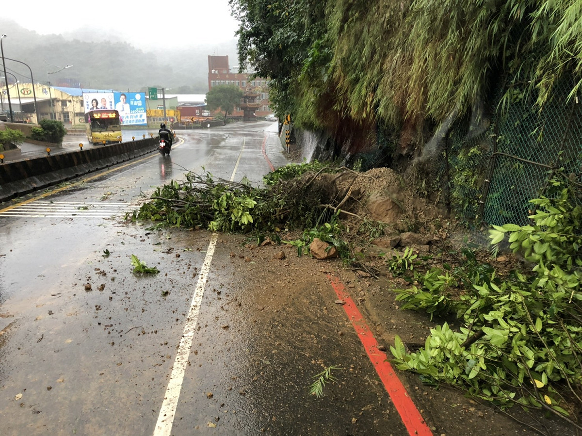 源遠路往瑞芳方向有土石崩落，市府已派相關單位進行處理。 圖：市府提供