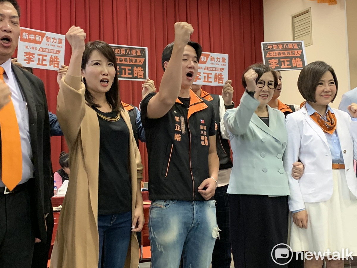 李正皓改披橘袍，上午由余湘、于美人及蔡沁瑜陪同登記參選新北中和區立委。 圖：林昀真／攝