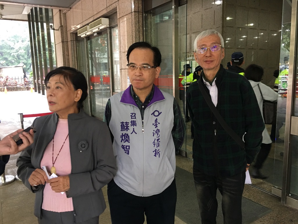 台灣維新今（22）早赴中央選舉委員會登記不分區立委，並對外公布列名第一的台大名譽教授賀德芬等6人不分區立委名單。 圖：台灣維新黨提供