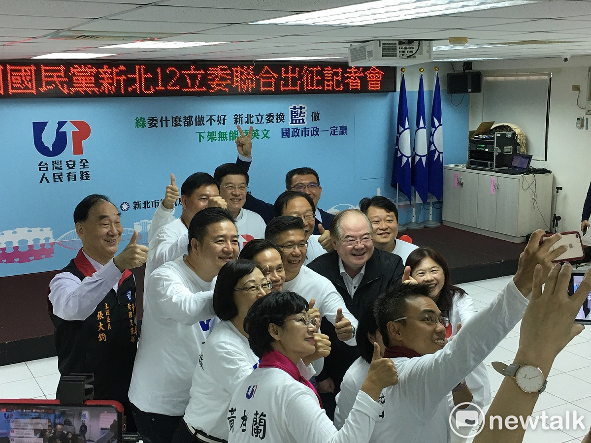 藍營新北市12席立委參選人和黨部人員玩自拍。 圖：林昀真/攝