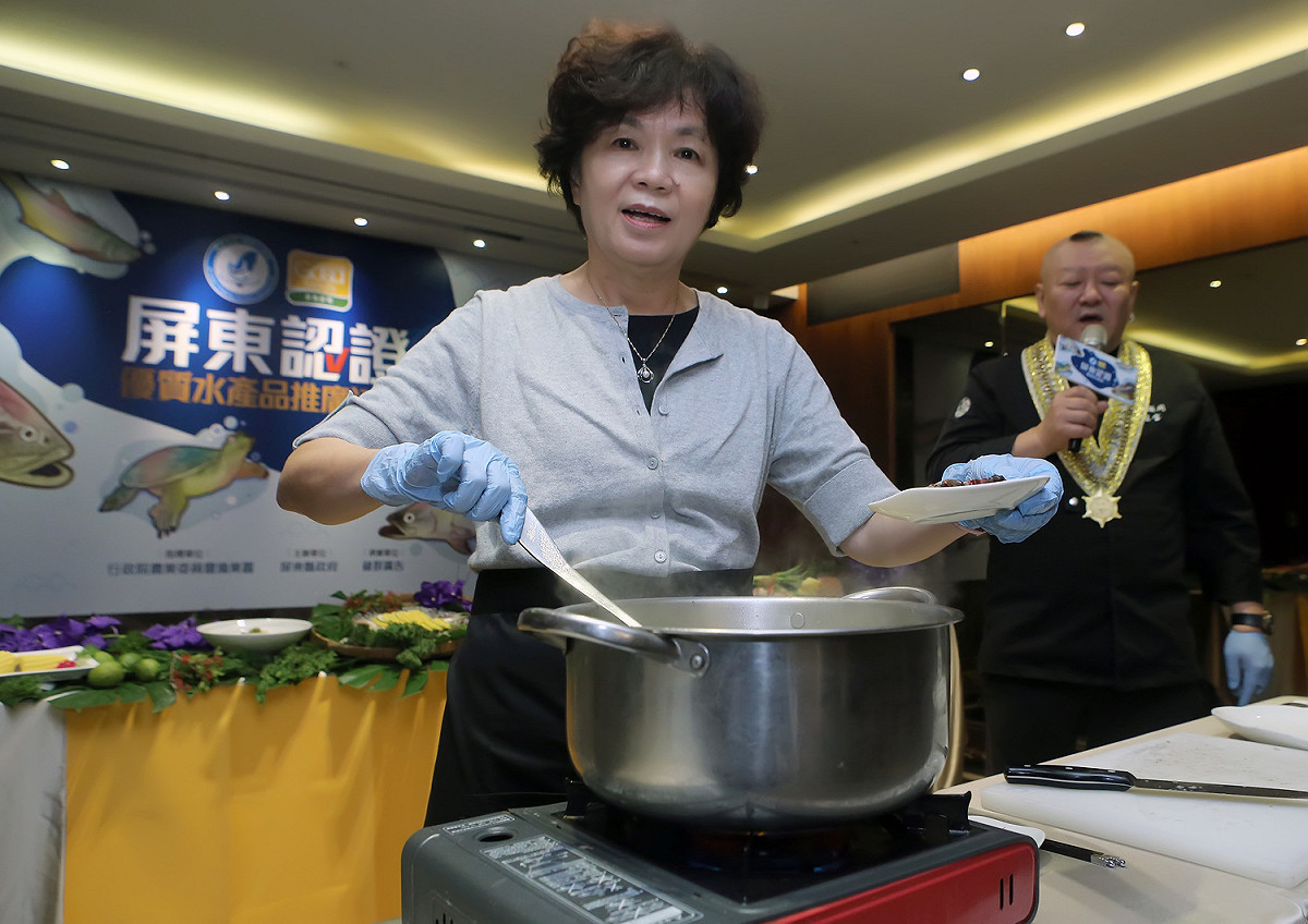 屏東縣政府舉辦「漁你分享」推廣餐會，邀請法國藍帶廚藝學院榮譽博士，人稱「亞洲食神」的何京寶（右）主廚，結合屏東在地的優質雙認證漁產與農產品食材，與副縣長吳麗雪一起烹煮出多道創意料理。 圖／屏東縣政府提供