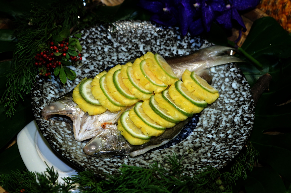 多道創意料理，選用屏東在地的石斑魚、午仔魚、甲魚、鱸魚、牛蒡、苦瓜、鳳梨、蜜紅豆等多樣食材。 圖／屏東縣政府提供