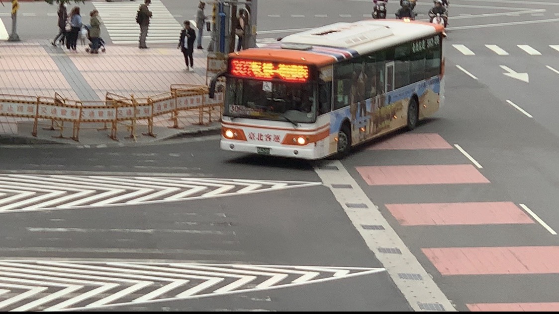 板橋站於今（108）年10月取消路口枕木紋行穿線，增繪槽化線導引公車行徑動線。 圖：新北市政府／提供