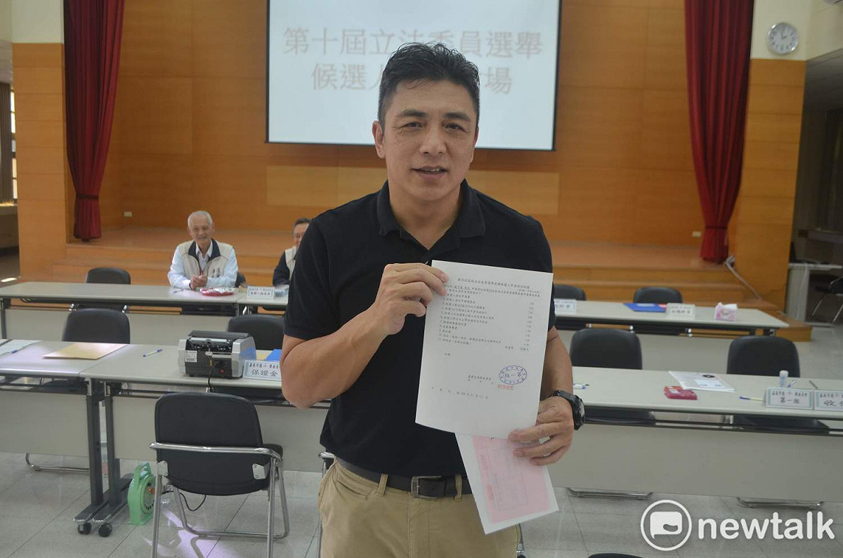 凌子楚今天登記，成為嘉義縣、市最後一位登記的立委候選人。 圖：蔡坤龍/攝