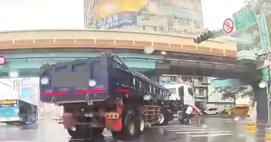 交通部日前修正的「汽車運輸業管理規則」將於7月1日上路，將大型車職業駕駛人年齡上限從目前的65歲放寬至68歲。（資料照） 圖：台北市政府／提供