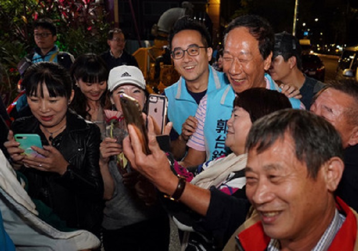 郭台銘22日晚間前往新北市，陪同新北市立委參選人李縉穎到土城零售市場掃街拜票。 圖：李縉穎競選辦公室/提供