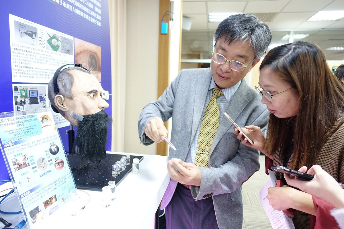 交大教授邱俊誠說明「智慧隱形眼鏡」的特色及使用方式。 圖：郜敏／攝