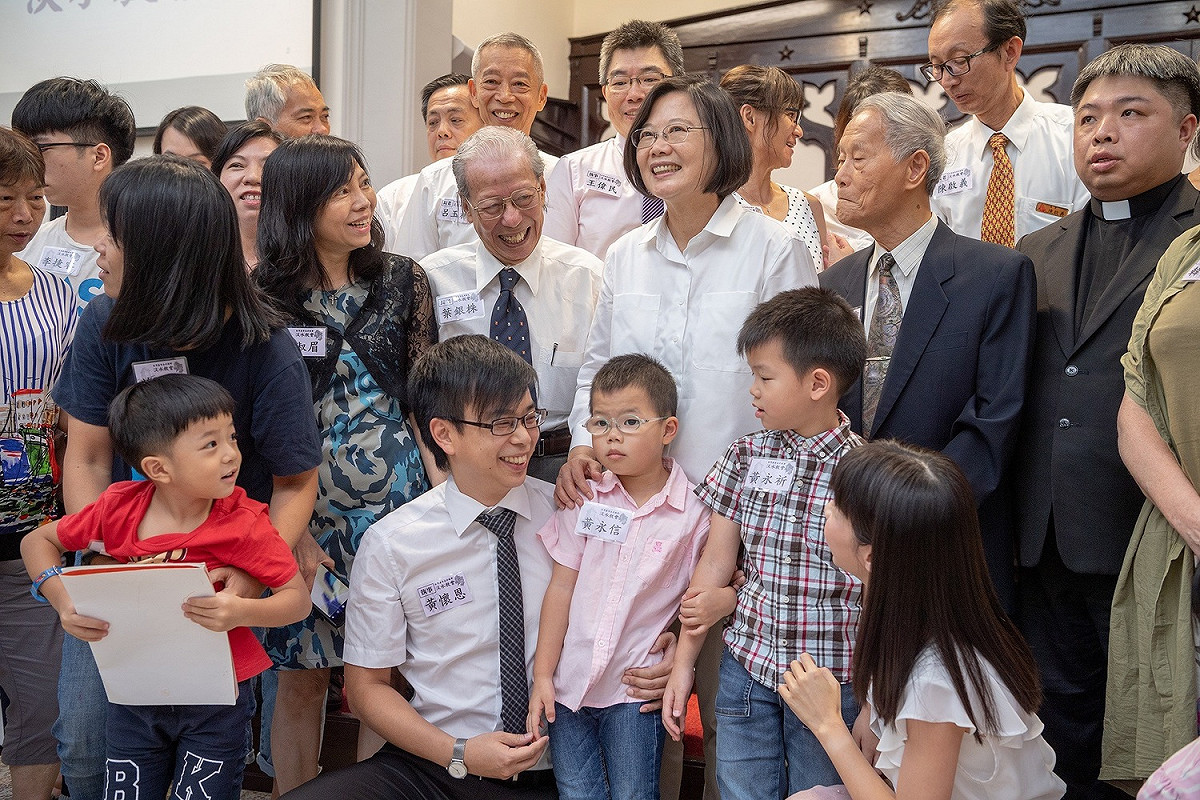 尋求連任的總統蔡英文，昨（22）日發表新政見稱：「0到6歲國家跟你一起養。」 圖：翻攝自蔡英文臉書