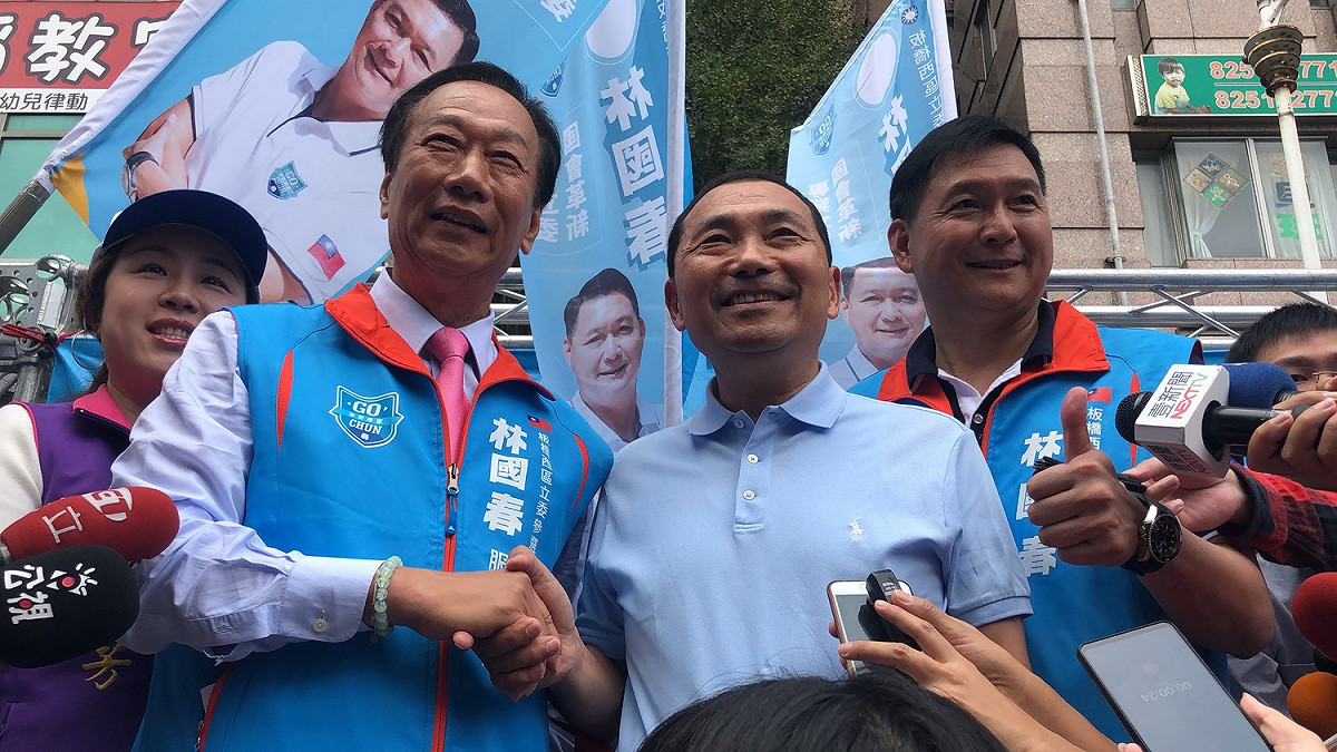 侯友宜、郭台銘握手合影。 圖：陳佩君／攝