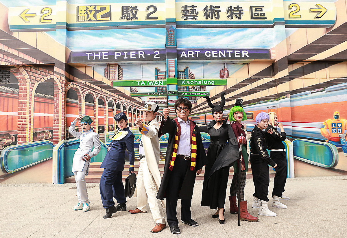 高雄市副市長葉匡時(左二)扮成哈利波特為駁二動漫祭造勢。 圖：高雄市政府／提供