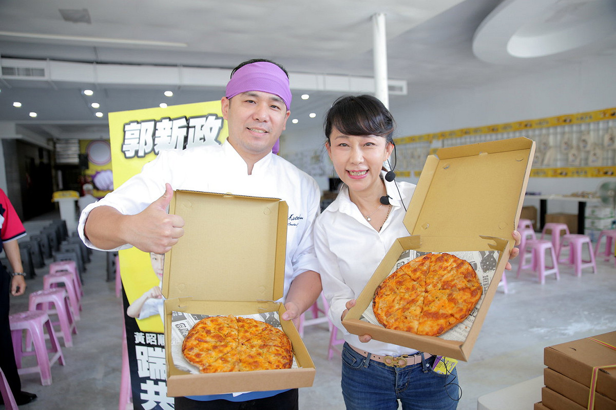 粉絲帶來自製披薩為郭新政(右)打氣。 圖：郭新政競選總部/提供