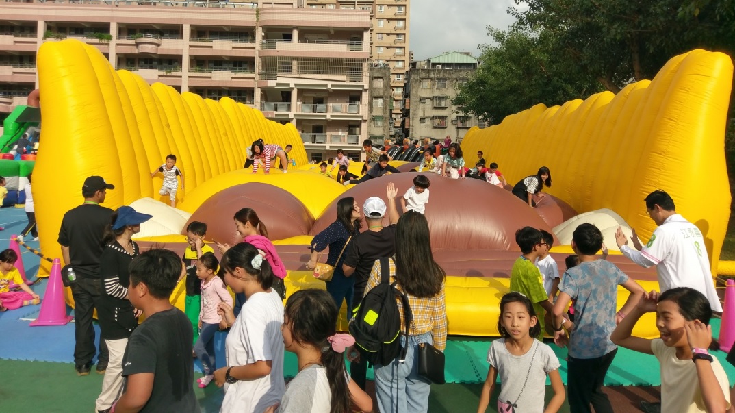 江永昌舉辦全台最大運動氣墊活動「氣墊親子趣，江來有活力」，搶親子選票。 圖：江永昌提供