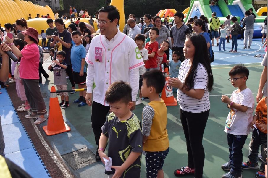 江永昌舉辦全台最大運動氣墊活動「氣墊親子趣，江來有活力」，搶親子選票。 圖：江永昌提供