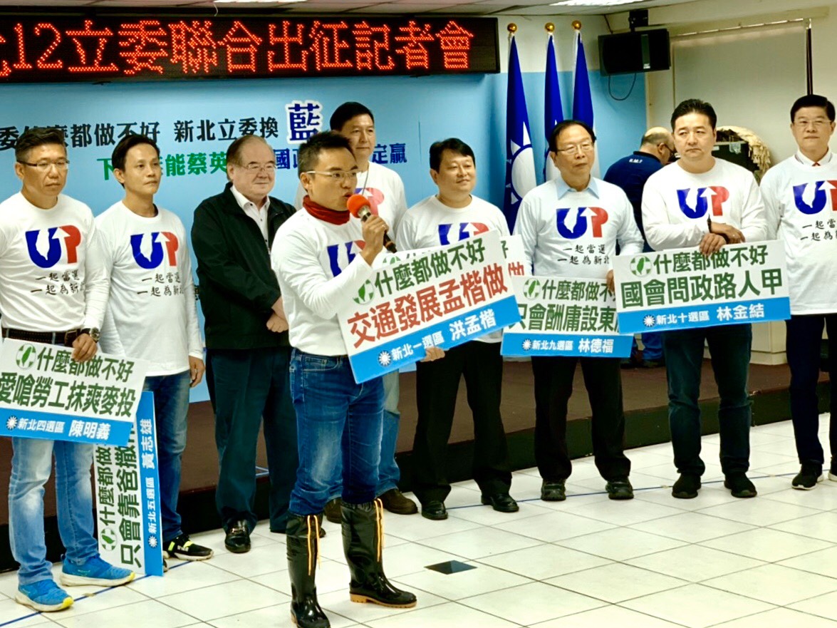 洪孟楷穿雨鞋趕場拚選票，被選民誤以為穿馬靴。 圖：洪孟楷提供