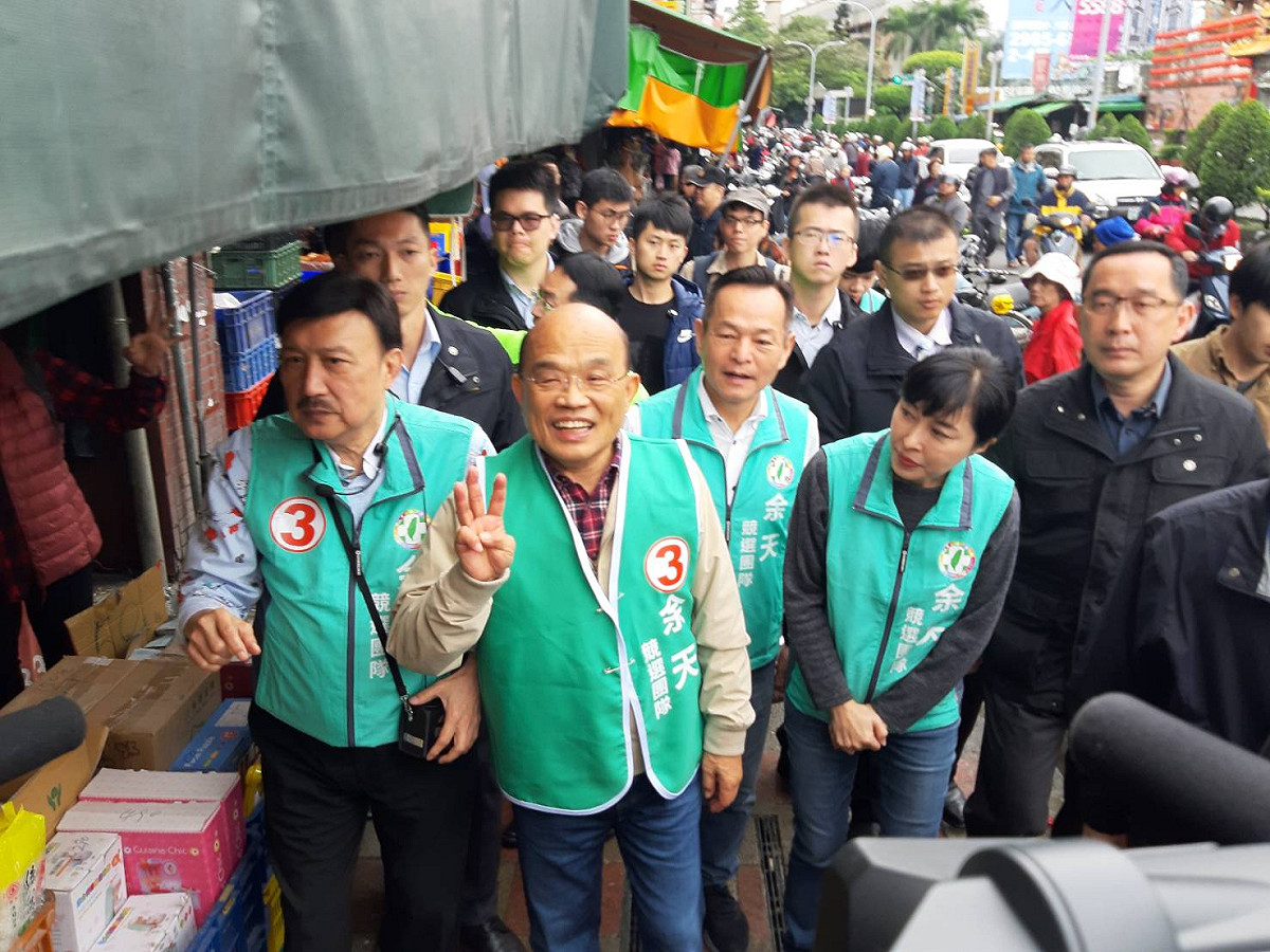 余天3月間參加立委初選，李余典（前左三）曾參與輔選。  圖：民進黨新北市黨部提供