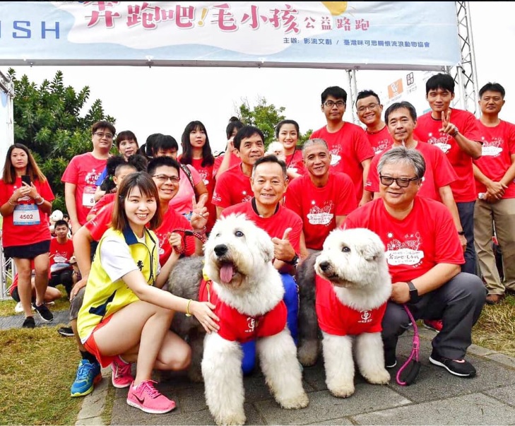 新北市立委第三選區，民眾黨提名民進黨市議員李余典（前左二）之女李旻蔚（前左一）。 圖：翻攝李旻蔚臉書李余典